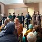Puluhan korban dugaan penipuan agen pegadaian mendatangi Kantor Kejari Pamekasan menindaklanjuti laporan yang dimasukkan beberapa waktu lalu. (MOH. IQBALUL KHAVEI MZ / KLIKMADURA)