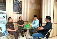 Supriyono selaku kuasa hukum mantan Kepala Desa Laden mendatangi Kejari Pamekasan menindaklanjuti laporan, Kamis (20/2/2025).
