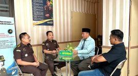 Supriyono selaku kuasa hukum mantan Kepala Desa Laden mendatangi Kejari Pamekasan menindaklanjuti laporan, Kamis (20/2/2025).