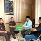 Supriyono selaku kuasa hukum mantan Kepala Desa Laden mendatangi Kejari Pamekasan menindaklanjuti laporan, Kamis (20/2/2025).