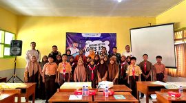 Peserta BTS foto bersama kru Klik Madura didampingi guru pendamping di aula SMPN 1 Proppo.