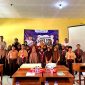 Peserta BTS foto bersama kru Klik Madura didampingi guru pendamping di aula SMPN 1 Proppo.