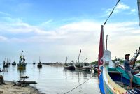 Nelayan berada di atas perahu yang tambat di sekitar Pantai Jumiang, Desa Tanjung, Kecamatan Pademawu, Pamekasan. (MOH. IQBALUL KHAVEI MZ / KLIKMADURA).