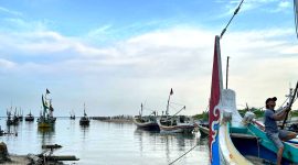 Nelayan berada di atas perahu yang tambat di sekitar Pantai Jumiang, Desa Tanjung, Kecamatan Pademawu, Pamekasan. (MOH. IQBALUL KHAVEI MZ / KLIKMADURA).