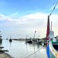 Nelayan berada di atas perahu yang tambat di sekitar Pantai Jumiang, Desa Tanjung, Kecamatan Pademawu, Pamekasan. (MOH. IQBALUL KHAVEI MZ / KLIKMADURA).