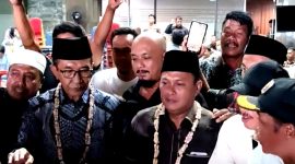 Cabup dan Cawabup terpilih Pamekasan KH. Kholilurrahman - Sukriyanto saat menemui simpatisan dan pendukung usai mengikuti sidang putusan Mahkamah Konstitusi di Jakarta.