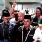 Cabup dan Cawabup terpilih Pamekasan KH. Kholilurrahman - Sukriyanto saat menemui simpatisan dan pendukung usai mengikuti sidang putusan Mahkamah Konstitusi di Jakarta.
