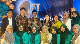 Owner RSIA Puri Bunda Madura dr. Franky Ardhana Kawilarang,. S.pOG,. M.Biomed didampingi istri tercintanya dr. Anita beserta seluruh karyawan foto bersama Bupati Pamekasan terpilih KH. Kholilurrahman. (IMDAD FAIHA ILA SABILA / KLIKMADURA) 