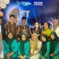 Owner RSIA Puri Bunda Madura dr. Franky Ardhana Kawilarang,. S.pOG,. M.Biomed didampingi istri tercintanya dr. Anita beserta seluruh karyawan foto bersama Bupati Pamekasan terpilih KH. Kholilurrahman. (IMDAD FAIHA ILA SABILA / KLIKMADURA) 