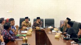 Bemsa saat audiensi bersama pimpinan DPRD Sampang dan sejumlah perwakilan instansi terkait pendistribusian pupuk bersubsidi. (MUKSIN IKSAN / KLIKMADURA)