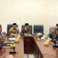 Bemsa saat audiensi bersama pimpinan DPRD Sampang dan sejumlah perwakilan instansi terkait pendistribusian pupuk bersubsidi. (MUKSIN IKSAN / KLIKMADURA)