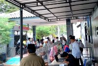 Sejumlah warga membesuk sanai familinya di Rutan Kelas II-B Sampang. (SUPRIYANTO / KLIKMADURA)