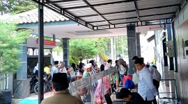 Sejumlah warga membesuk sanai familinya di Rutan Kelas II-B Sampang. (SUPRIYANTO / KLIKMADURA)