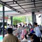 Sejumlah warga membesuk sanai familinya di Rutan Kelas II-B Sampang. (SUPRIYANTO / KLIKMADURA)