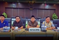 Ketua DPRD Pamekasan Ali Masykur bersama pimpinan Komisi IV menyampaikan keterangan pers terkait status BPJS Kesehatan.  