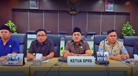 Ketua DPRD Pamekasan Ali Masykur bersama pimpinan Komisi IV menyampaikan keterangan pers terkait status BPJS Kesehatan.  