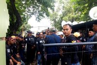 Sejumlah aktivis gabungan dari berbagai organisasi bersiap menggelar aksi demonstrasi di Kanwil BPN Jatim, Kamis (27/2/2025)