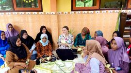 Maria Defabio bersama wali murid SDN Romben Rana, Kecamatan Dungkek, Sumenep belajar membuat ketupat.