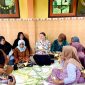 Maria Defabio bersama wali murid SDN Romben Rana, Kecamatan Dungkek, Sumenep belajar membuat ketupat.