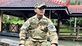 Bupati Bangkalan Lukman Hakim saat mengenakan seragam retreat. (ISTIMEWA)
