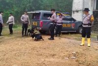 Tim K-9 Polda Jatim bersiap mencari nenek Juriyah di Desa Tebul Timur, Kecamatan Pegantenan, Pamekasan, Madura, Minggu (23/2/2025). 