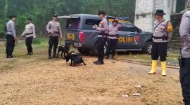 Tim K-9 Polda Jatim bersiap mencari nenek Juriyah di Desa Tebul Timur, Kecamatan Pegantenan, Pamekasan, Madura, Minggu (23/2/2025). 