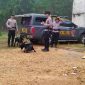 Tim K-9 Polda Jatim bersiap mencari nenek Juriyah di Desa Tebul Timur, Kecamatan Pegantenan, Pamekasan, Madura, Minggu (23/2/2025). 