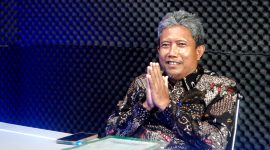 Kepala Dinas Penanaman Modal dan Pelayanan Terpadu Satu Pintu (DPMPTSP) Pamekasan Taufikurrachman saat podcast di Studio 2 Klik Madura.