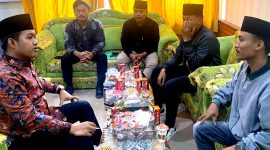 Perwakilan Aliansi BEM Sampang berdiskusi dengan Ketua DPRD Sampang, Rudy Kurniawan. (MUKSIN IKSAN / KLIKMADURA). 