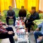 Perwakilan Aliansi BEM Sampang berdiskusi dengan Ketua DPRD Sampang, Rudy Kurniawan. (MUKSIN IKSAN / KLIKMADURA). 