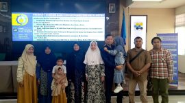 Dr. Imamah,. S.Kom,. M.Kom foto bersama keluarga usai sidang terbuka promosi doktor di ITS Surabaya.