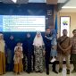 Dr. Imamah,. S.Kom,. M.Kom foto bersama keluarga usai sidang terbuka promosi doktor di ITS Surabaya.