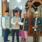 Manager PLN UP3 Madura Fahmi Fahresi menyerahkan bantuan secara simbolis kepada guru di Ponpes Nasyrul Ulum Pamekasan.