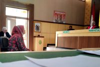 Hozizah, terdakwa kasus dugaan penggelapan atau penipuan nasabah Pegadaian menjalani sidang pledoi di PN Pamekasan. (MOH. IQBALUL KHAVEI MZ / KLIKMADURA)