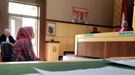 Hozizah, terdakwa kasus dugaan penggelapan atau penipuan nasabah Pegadaian menjalani sidang pledoi di PN Pamekasan. (MOH. IQBALUL KHAVEI MZ / KLIKMADURA)