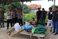 Tersangka bandar narkoba berinisial D tak berkutik saat digrebek diDusun Pademabuh Laok, Desa Jambringin, Kecamatan Proppo, Kabupaten Pamekasan, Sabtu (8/3/2025).  
