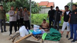 Tersangka bandar narkoba berinisial D tak berkutik saat digrebek diDusun Pademabuh Laok, Desa Jambringin, Kecamatan Proppo, Kabupaten Pamekasan, Sabtu (8/3/2025).  