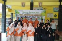Dewan guru dan siswa foto bersama usai menyerahkan paket sembako kepada masyarakat Desa Bungbaruh, Kecamatan Kadur, Pamekasan. (FOTO-FOTO: MOH. IQBALUL KHAVEI MZ / KLIKMADURA)