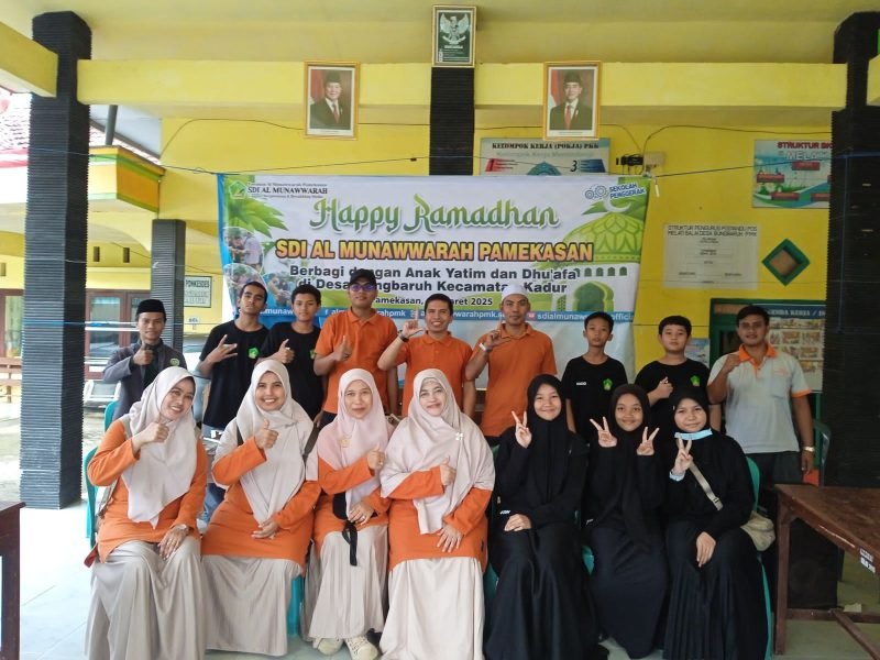 Dewan guru dan siswa foto bersama usai menyerahkan paket sembako kepada masyarakat Desa Bungbaruh, Kecamatan Kadur, Pamekasan. (FOTO-FOTO: MOH. IQBALUL KHAVEI MZ / KLIKMADURA)