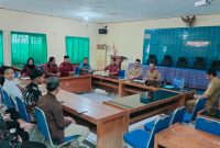 Sejumlah aktivis yang tergabung dalam yang tergabung dalam Gerakan Pemuda Robatal saat audiensi di Dinsos PPPA Sampang.