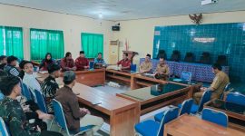 Sejumlah aktivis yang tergabung dalam yang tergabung dalam Gerakan Pemuda Robatal saat audiensi di Dinsos PPPA Sampang.