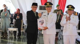 Bupati Pamekasan KH. Kholilurrahman saat sertijab dari Pj Bupati Pamekasan Masrukin di Pendapa Agung Ronggosukowati Pamekasan.