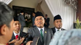 Ketua DPRD Pamekasan Ali Masykur saat diwawancara awak media.