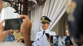 Bupati Pamekasan KH. Kholilurrahman saat diwawancara awak media.