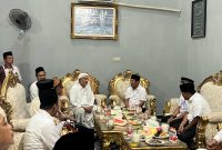 Menteri KKP Sakti Wahyu Trenggono berbincang dengan Pengasuh Ponpes Al-Hamidy Banyuanyar RKH. Mohammad Rofi'i Baidowi. 