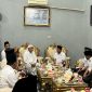 Menteri KKP Sakti Wahyu Trenggono berbincang dengan Pengasuh Ponpes Al-Hamidy Banyuanyar RKH. Mohammad Rofi'i Baidowi. 