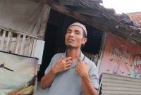 Kaderi, pedagang mie di Pasar Kolpajung Pamekasan menunjukkan luka di bagian leher akibat dugaan penganiayaan oleh kepala pasar.