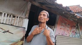 Kaderi, pedagang mie di Pasar Kolpajung Pamekasan menunjukkan luka di bagian leher akibat dugaan penganiayaan oleh kepala pasar.