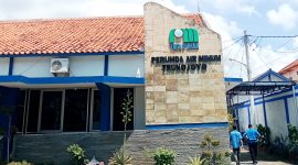 Sejumlah pegawai berada di halaman Kantor Perumdam Trunojoyo Sampang. (SUPRIYANTO / KLIKMADURA)