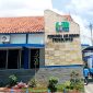 Sejumlah pegawai berada di halaman Kantor Perumdam Trunojoyo Sampang. (SUPRIYANTO / KLIKMADURA)